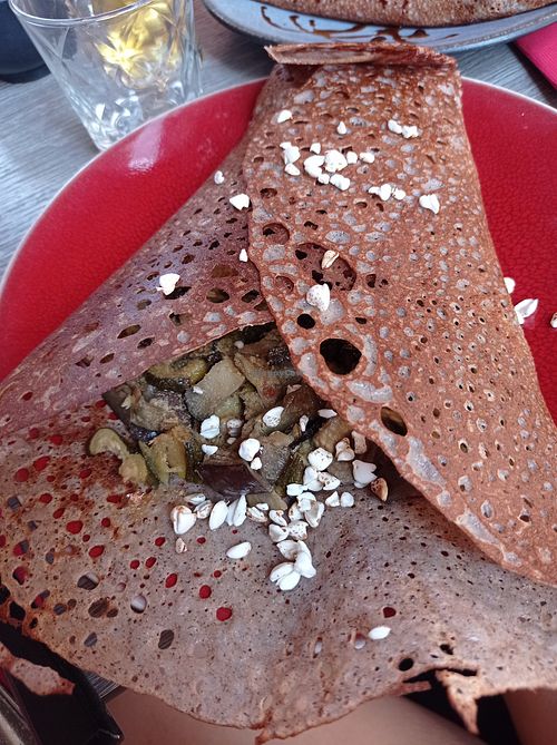 Galette végane avec des légumes et du pop-corn de sarrasin at La Crêperie des Alpes in Aix-les-bains