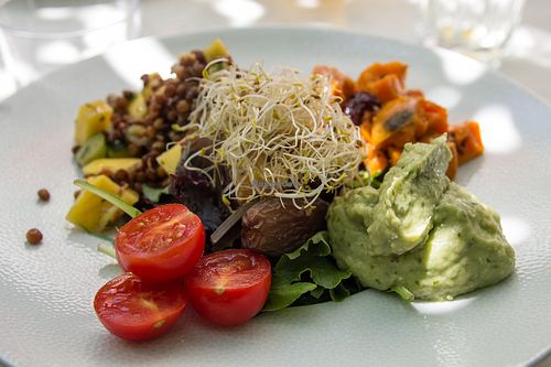 Mexican bowl with lentils and mango salad with guacamole at La Mar de Vins in Mallorca