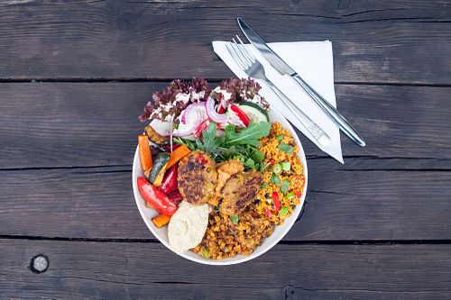 Our delicous Kernkraft-Bowl with CousCous Salad, Tomato pesto, Sweet-Potato-Mix, Lentile-Risotto and awesome green spelt pattys at Herbstapfel in Kassel
